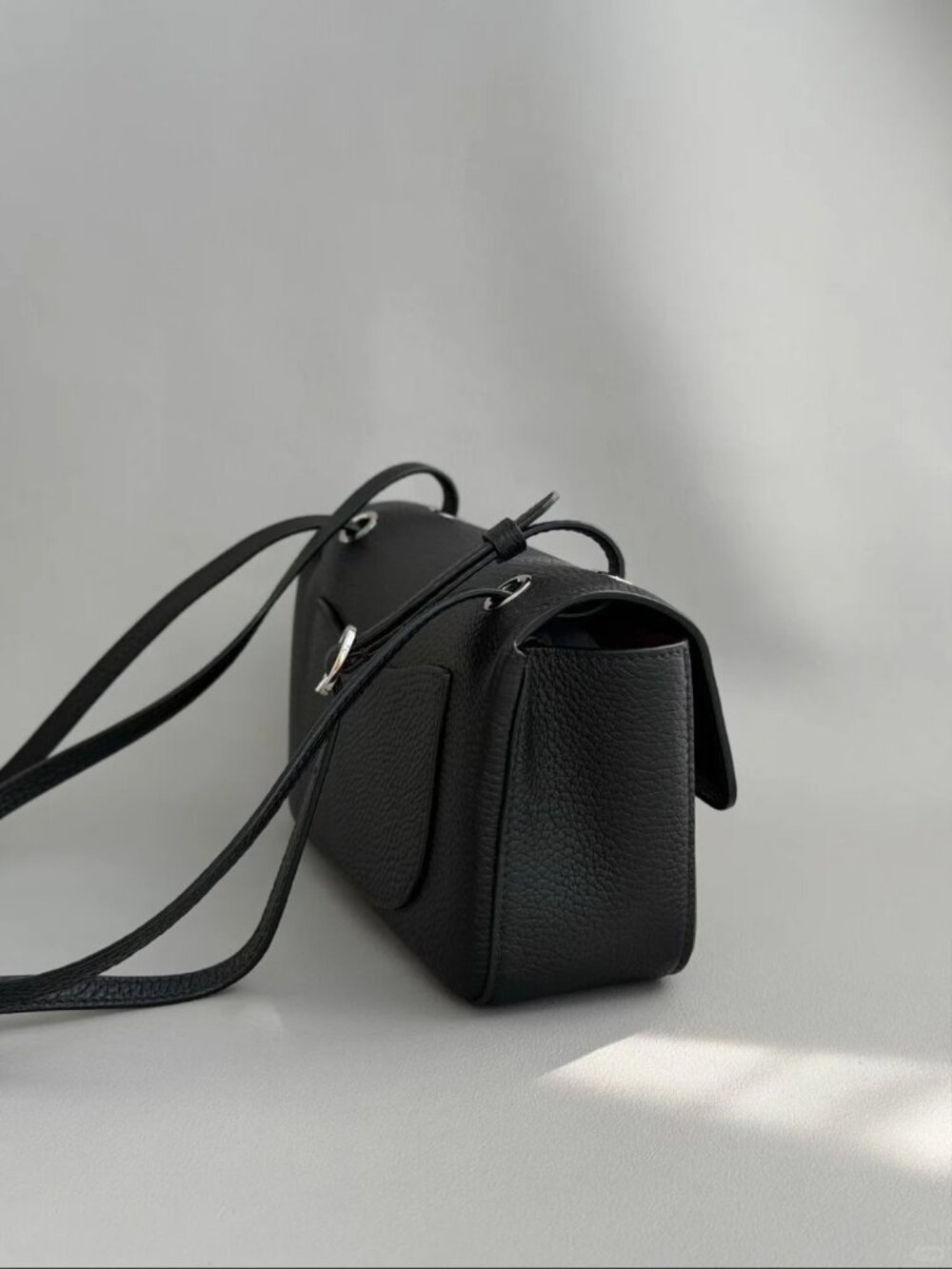 Classic CHANEL Bags: A Stylish and Versatile Choice for Elegance - Picture 5 of 6